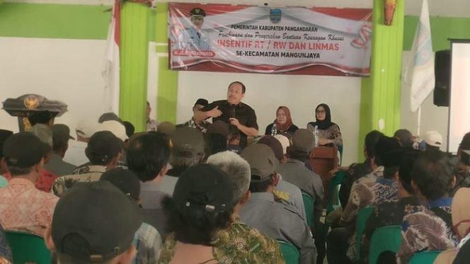 
					Bupati Pangandaran Jeje Wiradinata saat menyalurkan intensif Rt/Rw dan Linmas 