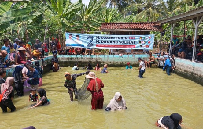 
					Poto: Suasana ibu-ibu sedang ngobeng ikan 