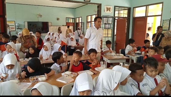 
					Poto: Pembagian makan siang gratis di SD 2 Kalipucang 