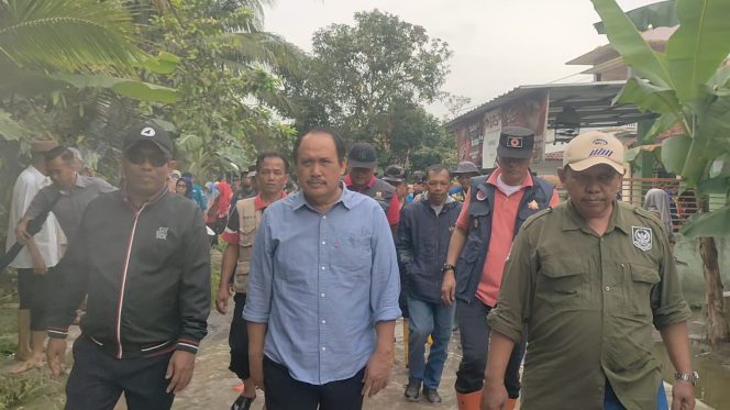 
					Bupati Pangandaran Tinjau Lokasi Banjir di Maruyngsari Padaherang 