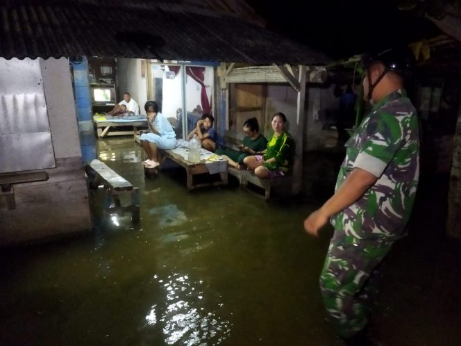 
					Poto: Kondisi rumah terendam banjir Rob (Wawan)