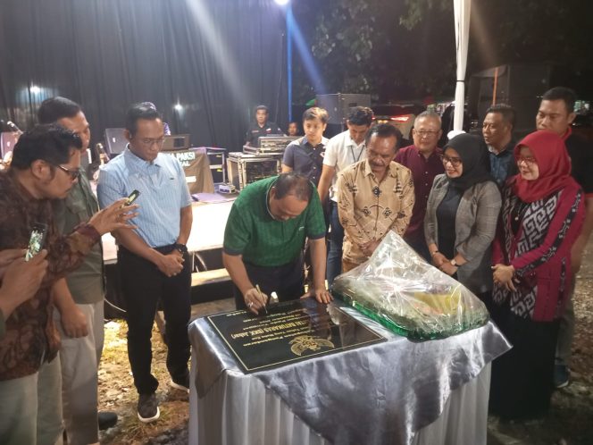 
					Bupati Pangandaran Jeje Wiradinata saat menandatangi prasasti revitalisasi batu Karas 