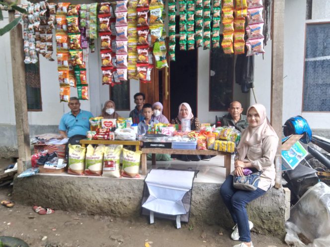 
					Poto: anggota DPRD Pangandaran Hesti Mulyati bersama BBPPKS dan Dinsos pangandaran berikan modal usaha kepada keluarga Zaki