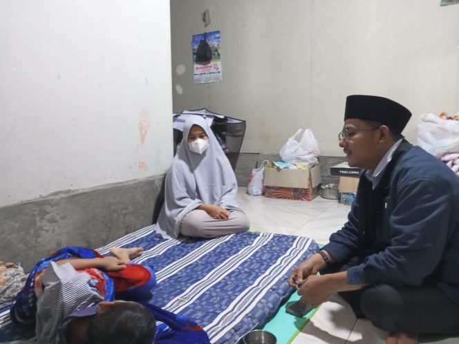 
					Poto: Komisi IV DPRD Pangandaran Husni Mubarak sedang mendengarkan keluhan-keluhan Zaki 