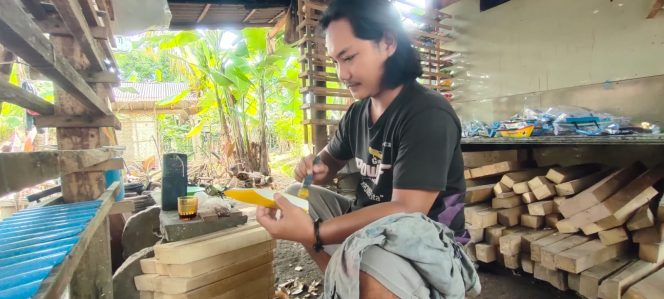 
					Kreatif! Pengrajin di Saung Katapang Produksi Miniatur Perahu Khas Pangandaran