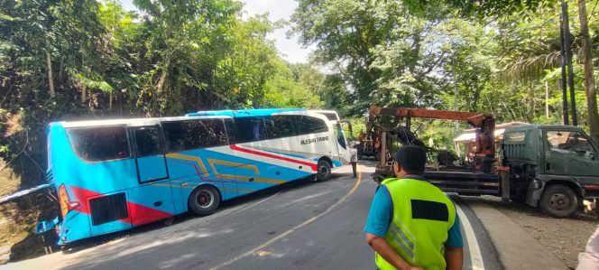 
					BUS Pariwisata di Pangandaran Terperosok, Arus Lalu Lintas dua Kilometer Tersendat