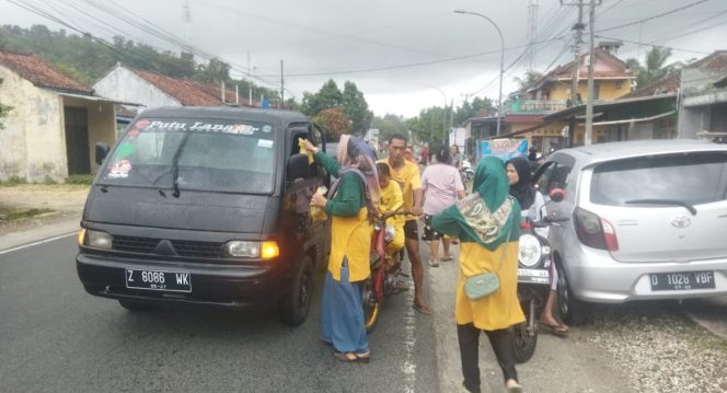 
					Ramdhan Ini, PWRI Kalipucang Gotong Royong Bagikan Takjil