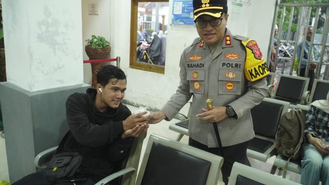 
					Ramadhan, Polres Banjar Bagikan Takjil di Stasiun KAI
