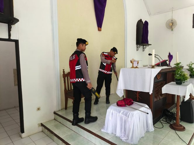 
					Peringatan Wafat Yesus Kristus, Personel Samapta di Polres Banjar Lakukan Sterilisasi Gereja