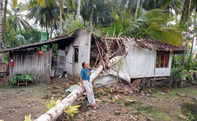 
					Nasib Nenek Esih di Pangandaran, Rumah Kecilnya Tertimpa Pohon Kelapa