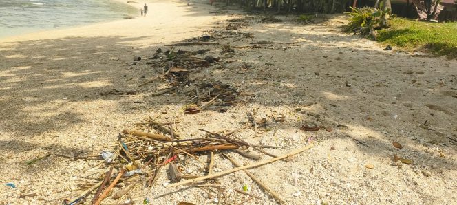 
					Keindahan Pantai Karapyak Pangandaran Dikotori Banyak Sampah