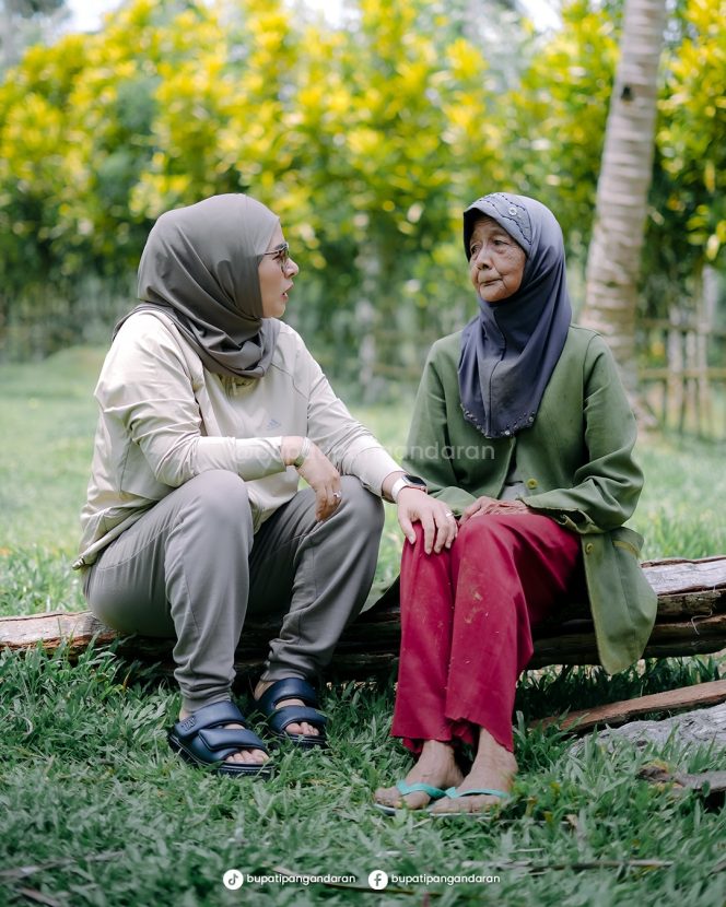 
					Bupati Pangandaran Citra Pitriyami bersama warga sedang berbincang belum lama ini