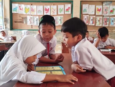 Siswa SD di Kabupaten Pangandaran sedang belajar mengaji