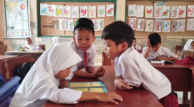 Siswa SD di Kabupaten Pangandaran sedang belajar mengaji