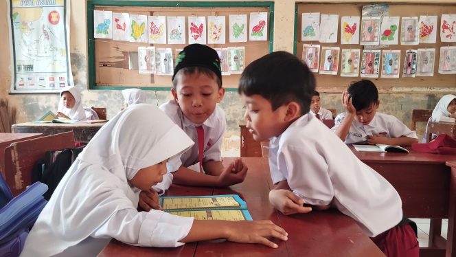 
					Siswa SD di Kabupaten Pangandaran sedang belajar mengaji