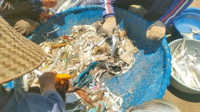 
					Perjuangan Nelayan Pangandaran Bertahan di Tengah Cuaca Buruk dan Hasil Tangkapan Minim