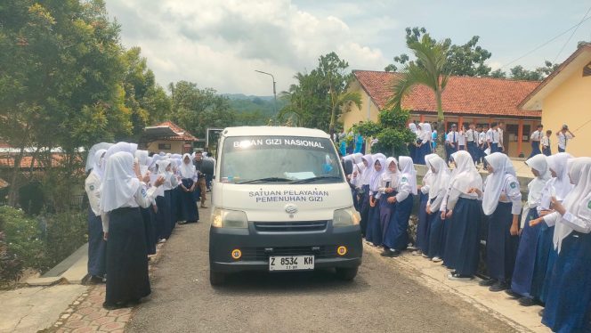 
					Lama Menanti, Akhirnya Ratusan Pelajar SMPN 1 Padaherang Pangandaran Menerima MBG