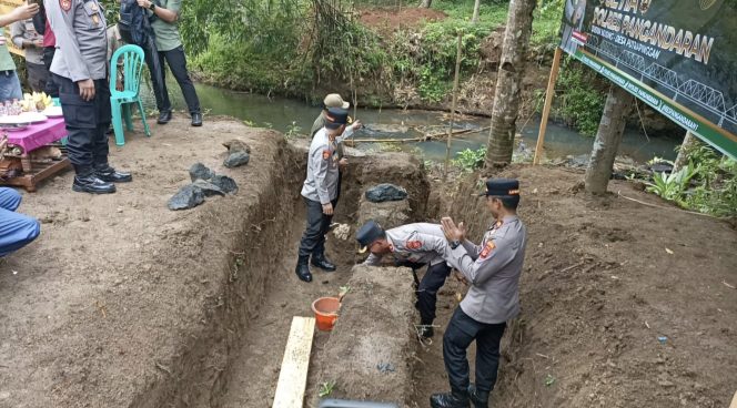 
					Polres Pangandaran saat melakukan peletakan batu pertama pembangunan jembatan setia Jumat (23/1/2026)