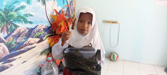 
					Perjalanan Khoenunisa Bantu Nenek Jualan Sate Totok di SDN 2 Kalipucang Pangandaran