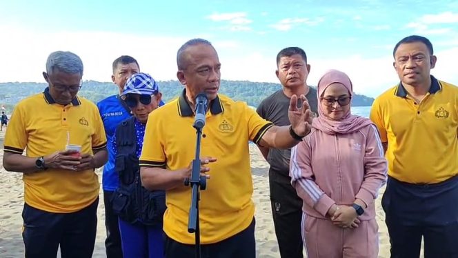 
					Kapolda Jabar dan Susi Temukan Banyak Puntung Rokok Saat Bersih-bersih Pantai Pangandaran