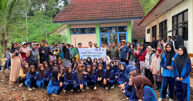 
					Digagas Disdikpora Pangandaran, SMPN 6 Padaherang Tanam Bibit Jagung