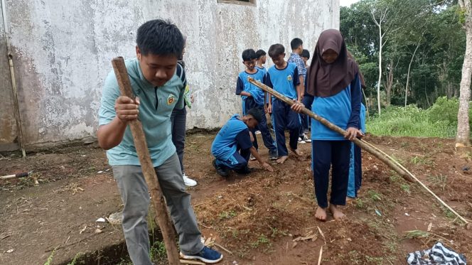 
					Pendidikan Karakter Melesat, Peserta Didik di SMPN 6 Padaherang Antusias Tanam Jagung Hibrida