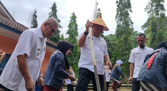 
					Program Ketahanan Pangan dan Pendidikan Karakter, Ribuan Peserta Didik di Pangandaran Gebyar Tanam Jagung