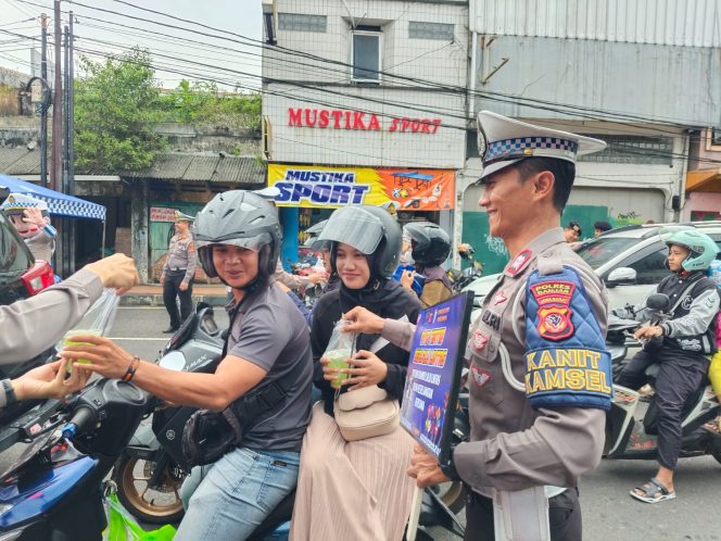 
					Tebar Kebaikan di Bulan Ramadan, Sat Lantas Polres Banjar Bagikan Ratusan Takjil