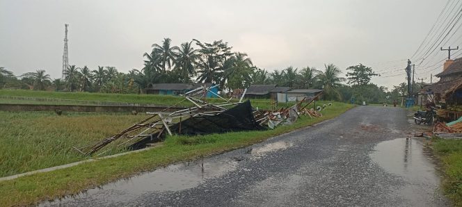 
					Angin Kencang Terjang Padaherang, Warung Didi Ambruk dan Rugi Rp 10 Juta
