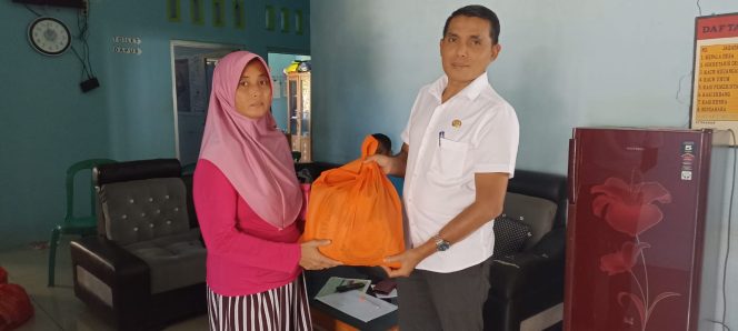 
					21 Rumah Rusak Diterjang Angin Kencang, Kades Paledah Salurkan Bantuan dari BPBD Pangandaran