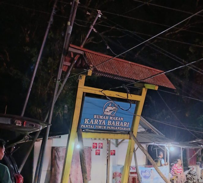 
					Haduh! Kabel Telkom Terseret Kontainer di Tikungan Putrapinggan Pangandaran