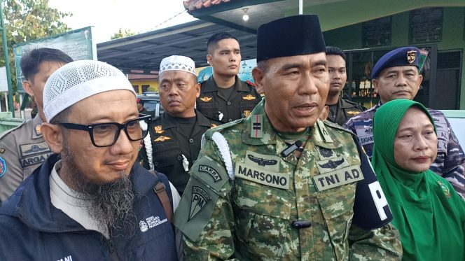 
					Bersama Polisi Militer, Mutiara Sunah Padaherang Bagikan Ribuan Takjil, 1.045 Al-Qur’an, dan 2.000 Nasi Box