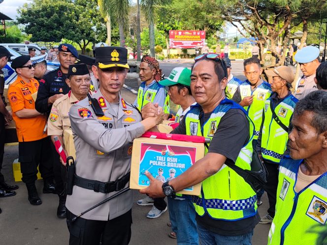 
					Jelang Operasi Ketupat 2026, Polres Banjar Salurkan Sembako dan Perlengkapan Lalulintas