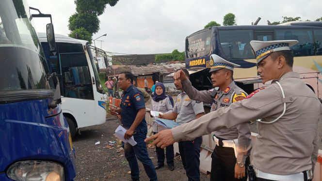 
					Ram Cek Jelang Lebaran, Petugas Gabungan Periksa Bus Umum di Terminal Pangandaran