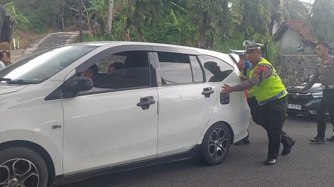 
					Responsif! Anggota Satlantas Polres Banjar Dorong Mobil Pemudik yang Mogok