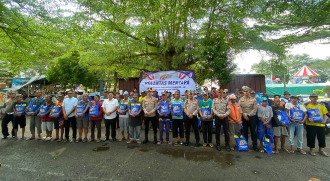 
					Sambut Hari Bhayangkara ke-80, Satlantas Polres Banjar Bagikan 150 Paket Sembako untuk Pengemudi Becak