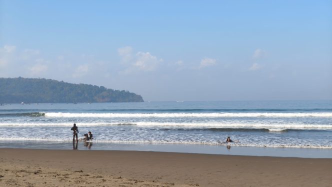 
					Kornologis Tiga Wisatawan Terseret Arus di Pantai Barat Pangandaran, Dua Selamat Satu Masih Dicari