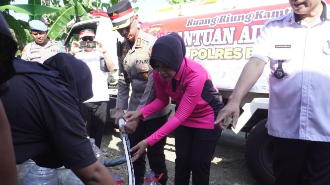 
					Kemarau Picu Krisis Air Bersih, Kapolres Banjar Salurkan 10.000 Liter Air untuk Warga