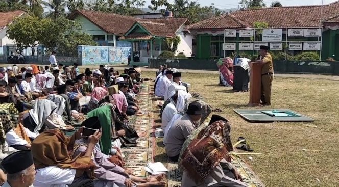 
					Kemarau Panjang, Ratusan Warga dan Pemerintah di Padaherang Pangandaran Gelar Sholat Istisqa