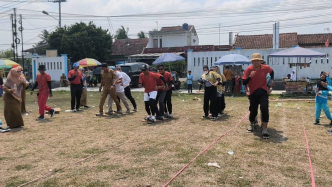 
					Serunya Bermain Bakiak di Pangandaran, Guru, Kadis, dan Siswa Adu Kekompakan 