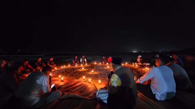 
					Doa dan Lilin di Pantai Pangandaran, Solidaritas Jurnalis untuk Lima Rekan yang Hilang di Anak Krakatau