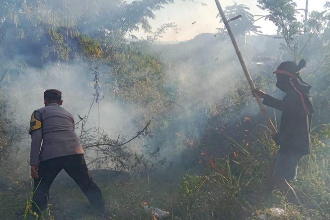 
					Bhabinkamtibmas dan Damkar Padamkan Kebakaran Lahan di Hegarsari di Kota Banjar, Api Tak Meluas