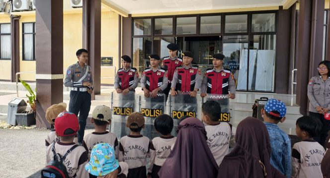 
					Didampingi Orangtua, Ratusan Anak-Anak  Belajar Bersama Polisi di Mapolres Pangandaran