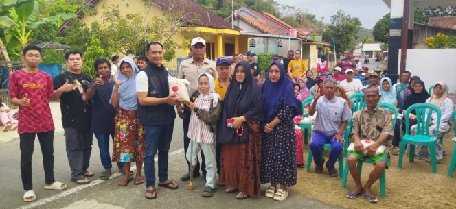 
					Dermawan Misterius Bagikan Beras dan Uang ke Warga Kurang Mampu di Kalipucang Pangandaran